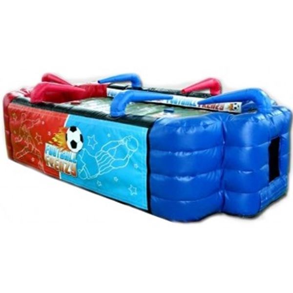 Blasvoetbal blaas de bal met jouw blazer in het doel van je tegenstander