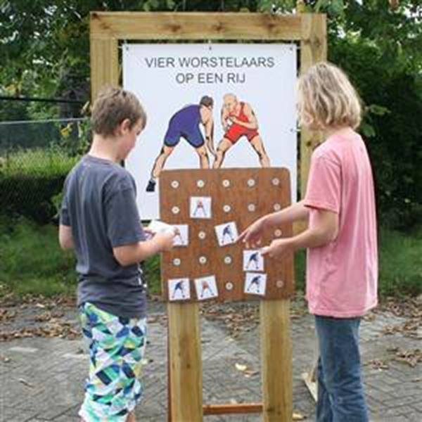 4 worstelaars op 1 rij